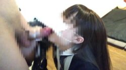 【※即削除注意※】 18歳ガチものJKのハメ撮り動画 放課後そのまま生ハメ中出し！教科書の上でぷしゃぷしゃ潮吹き★最後は スカートを捲り上げ制服姿のまま生中出し